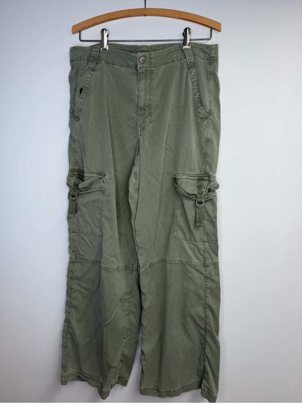 American Eagle Super High Rise Baggy Wide Leg Cargo Pocket Army Green Size 12